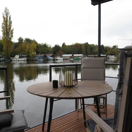 Úszó hotel Houseboat Rosie Prága