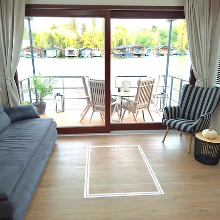 Houseboat Rosie *