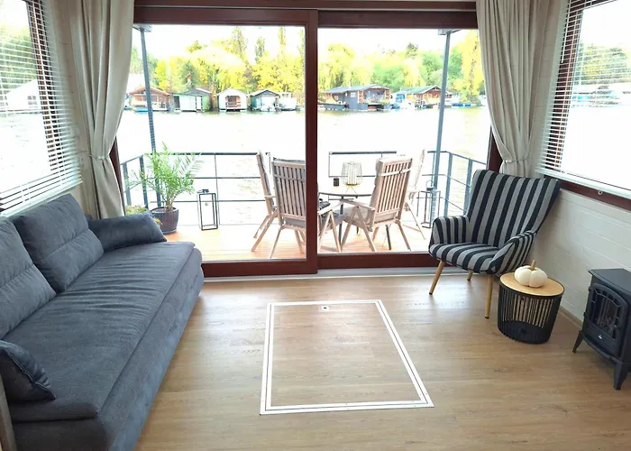 Houseboat Rosie *