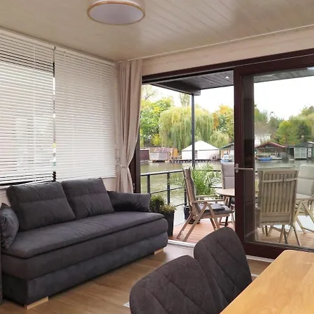 Houseboat Rosie *