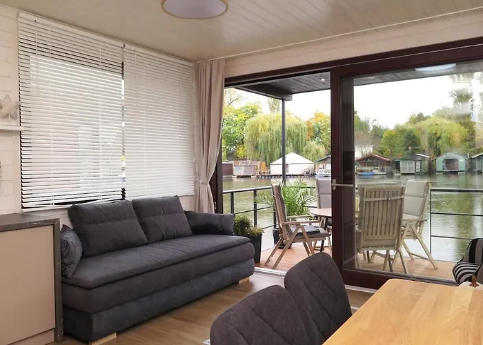 Houseboat Rosie *