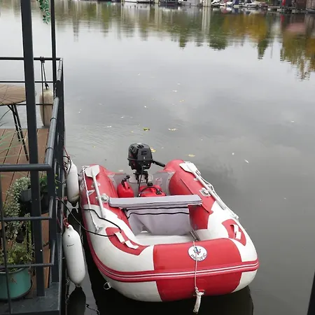 Houseboat Rosie 船屋 *