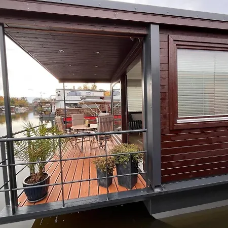 Houseboat Rosie Ботель